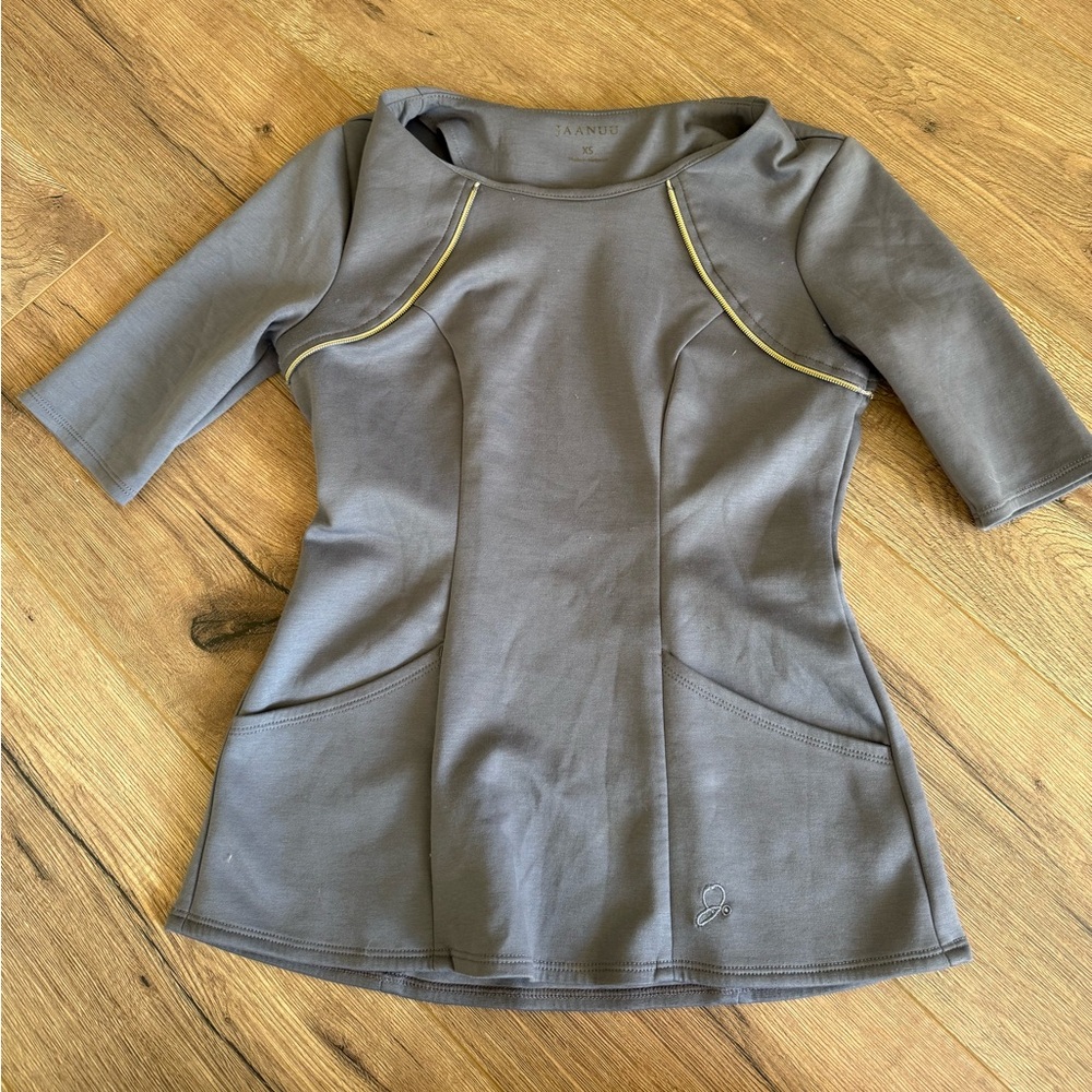 Scrub top from Jannuu in dove gray color